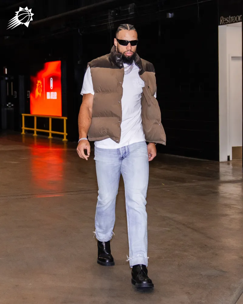 奇异果体育-霸气十足！狄龙佩戴超黑墨镜步入今日比赛场馆